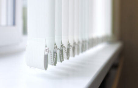 Żaluzje pionowe – jakie wybrać, by służyły przez lata